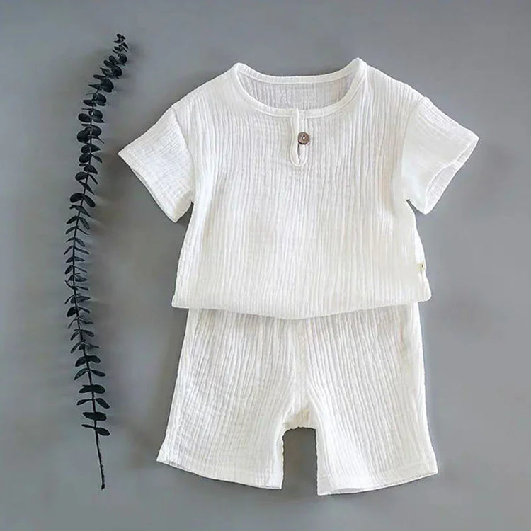 White cotton two-piece set with short sleeves and shorts, loose fit, textured fabric