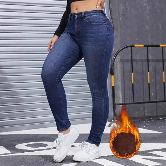 Woman wearing high-waisted dark blue skinny jeans with fleece lining, casual street style