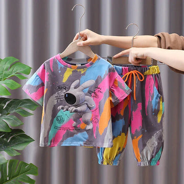 Kids streetwear set with colorful abstract print, short-sleeve shirt and elastic shorts, loose fit cotton.