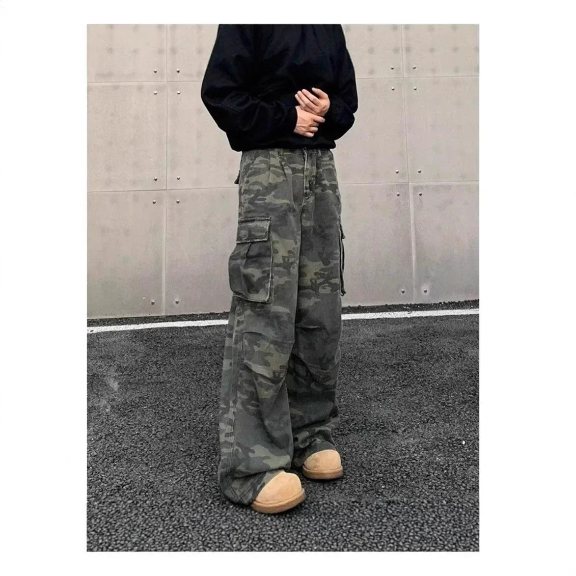 Loose fit camouflage cargo pants with side pockets, black sweatshirt, urban street style