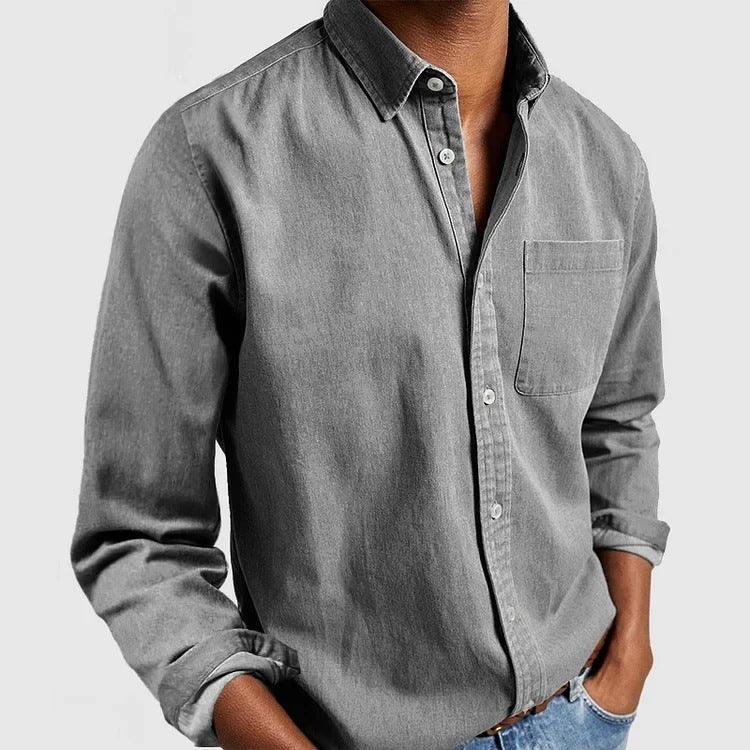 Men's grey button-up shirt in cotton with chest pocket, classic fit, paired with jeans